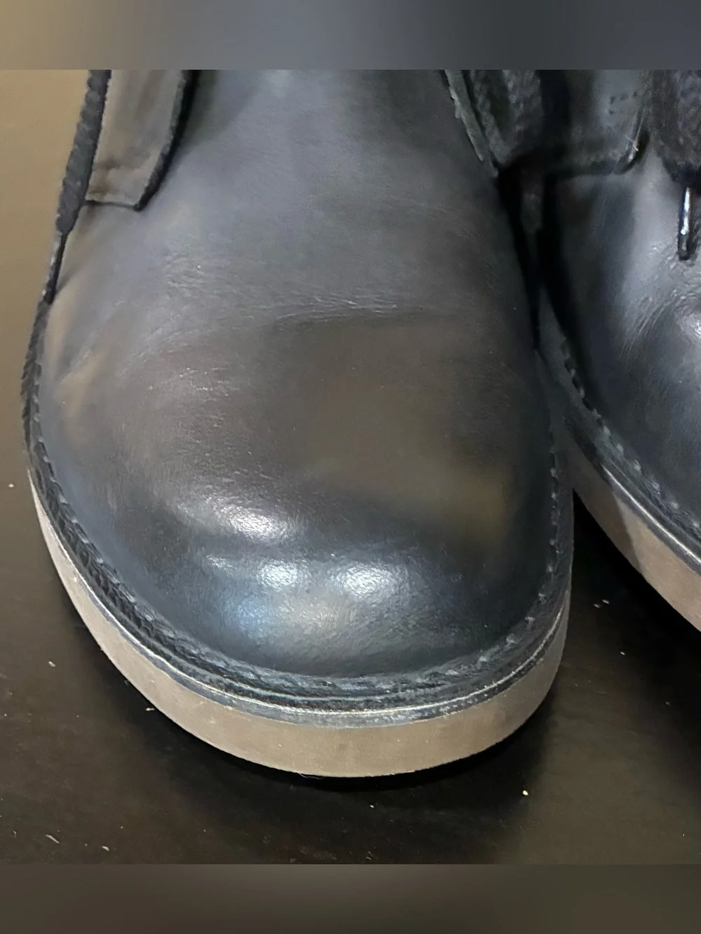 Clarks Boots Men’s Desert Chukka black leather with a two-eyelet design SZ. 10.5